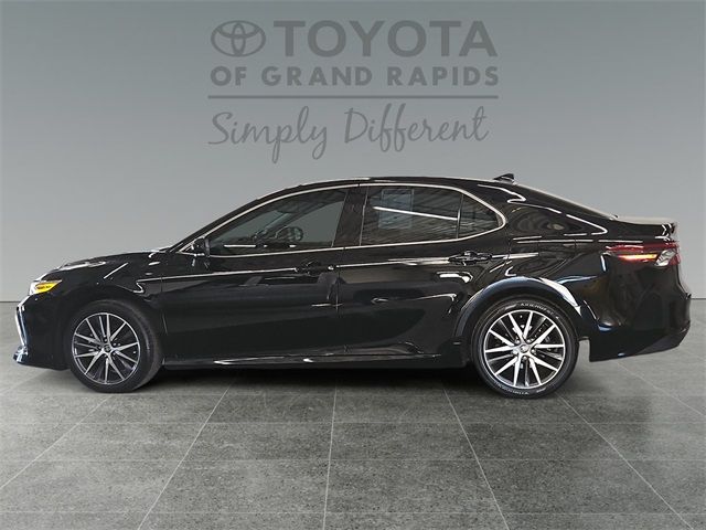 2022 Toyota Camry Hybrid XLE