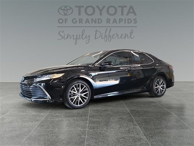 2022 Toyota Camry Hybrid XLE