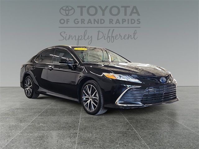 2022 Toyota Camry Hybrid XLE