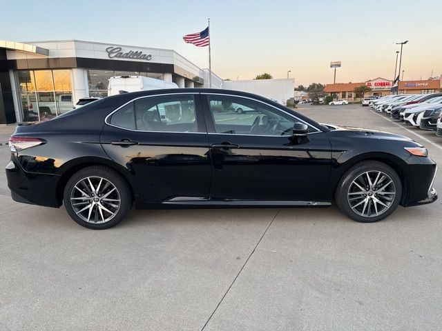 2022 Toyota Camry Hybrid XLE