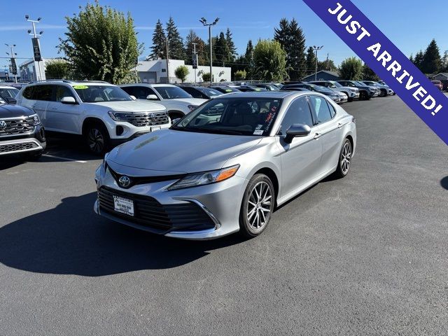 2022 Toyota Camry Hybrid XLE