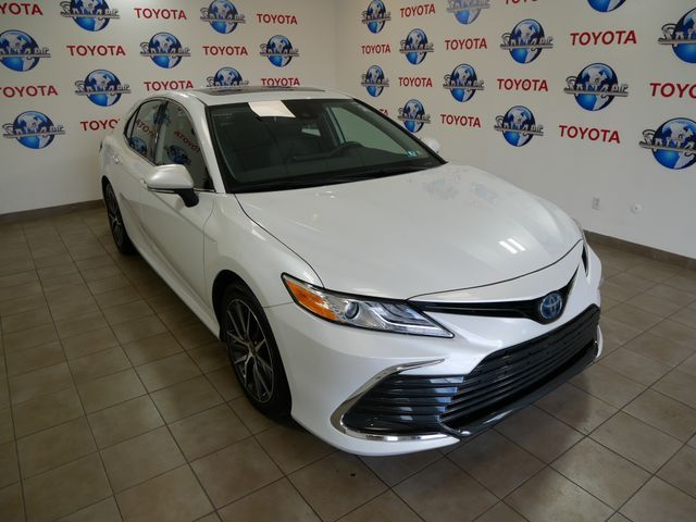 2022 Toyota Camry Hybrid XLE