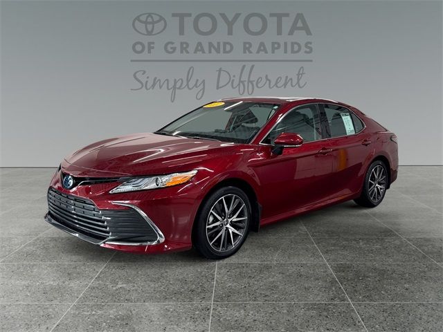 2022 Toyota Camry Hybrid XLE