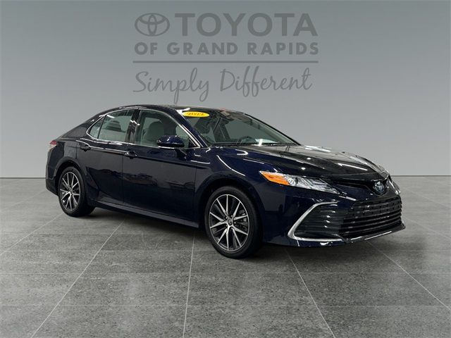 2022 Toyota Camry Hybrid XLE