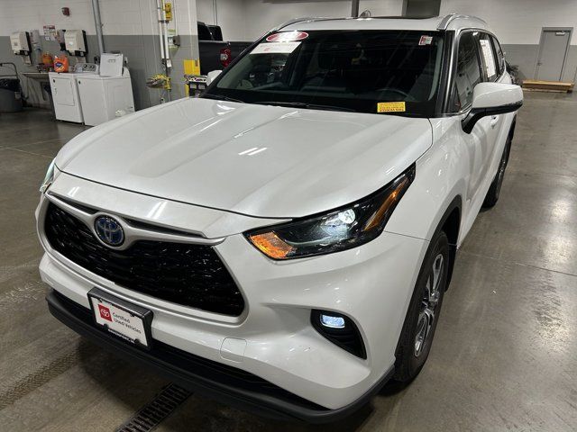 2022 Toyota Highlander Hybrid XLE