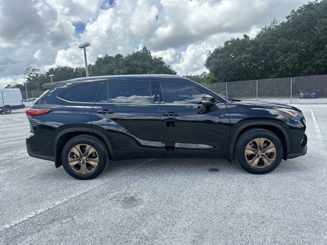 2022 Toyota Highlander Hybrid Bronze Edition