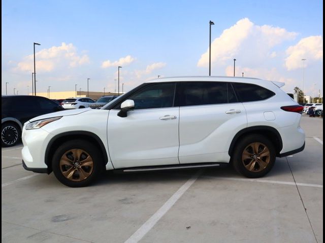 2022 Toyota Highlander Hybrid Bronze Edition