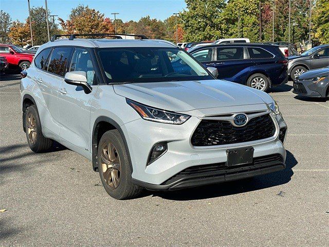 2022 Toyota Highlander Hybrid Bronze Edition