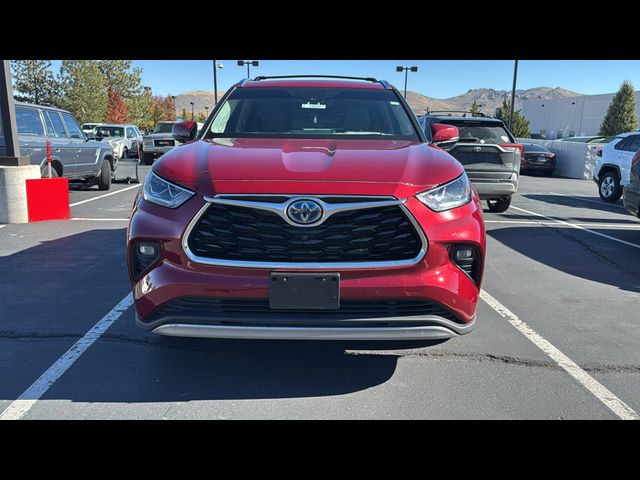 2022 Toyota Highlander Hybrid Platinum