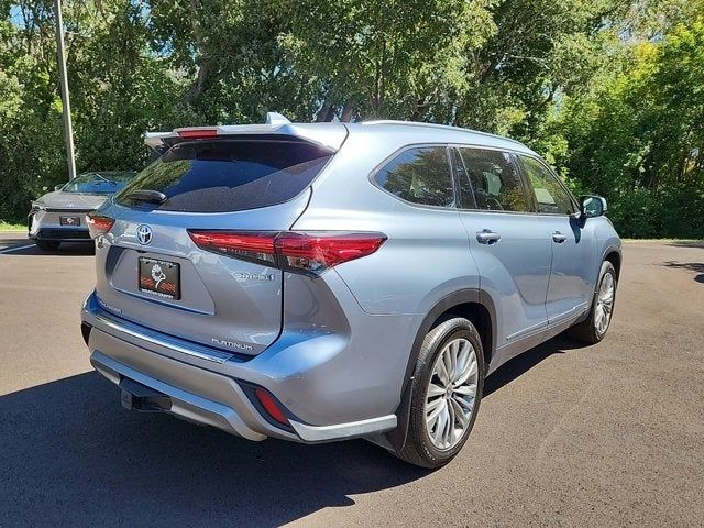 2022 Toyota Highlander Hybrid Platinum