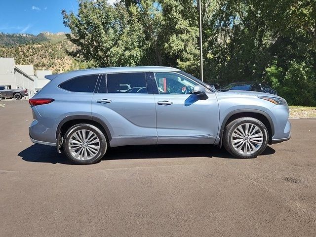 2022 Toyota Highlander Hybrid Platinum