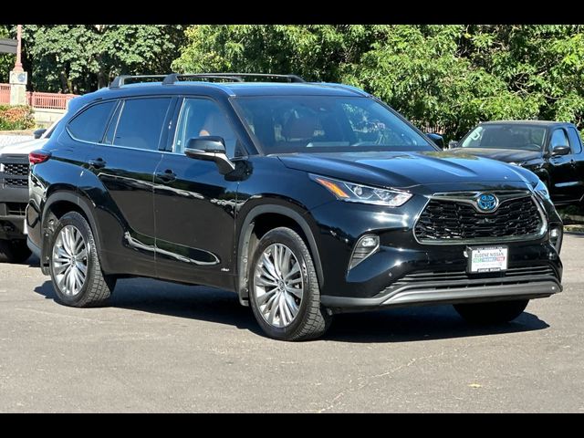 2022 Toyota Highlander Hybrid Platinum