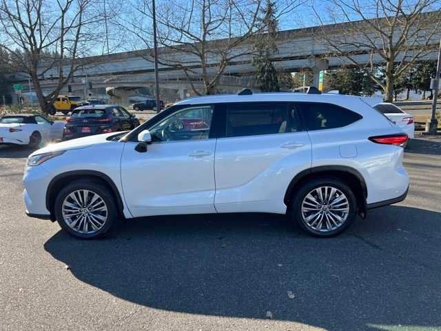 2022 Toyota Highlander Hybrid Platinum