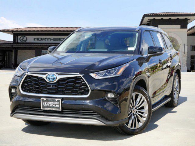 2022 Toyota Highlander Hybrid Platinum