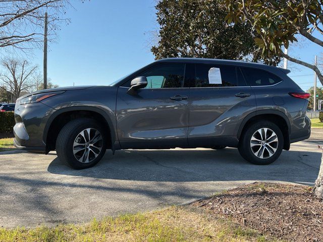 2022 Toyota Highlander Hybrid XLE