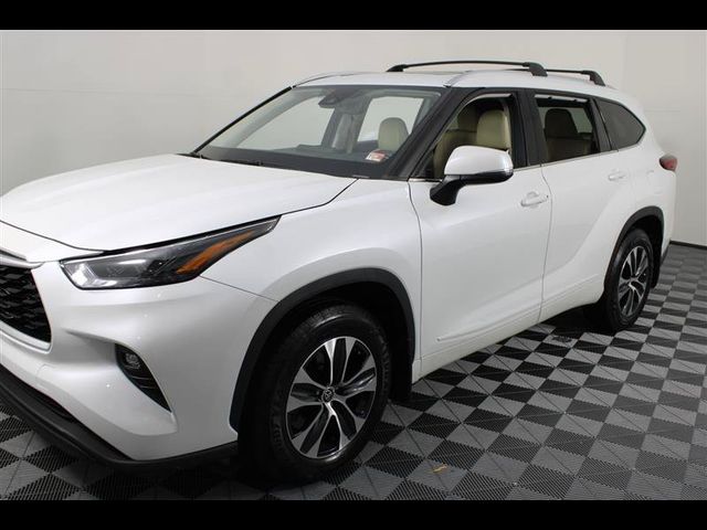 2022 Toyota Highlander Hybrid XLE