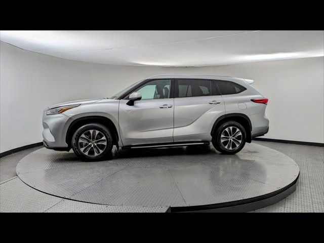 2022 Toyota Highlander Hybrid XLE