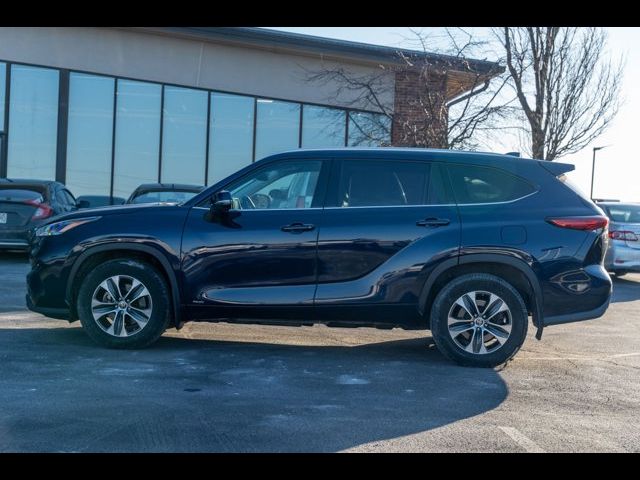 2022 Toyota Highlander Hybrid XLE