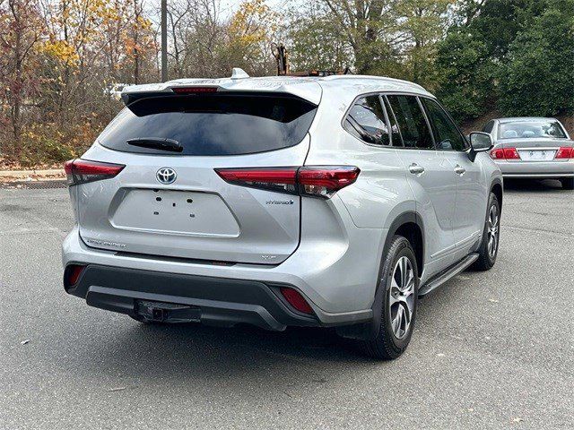 2022 Toyota Highlander Hybrid XLE