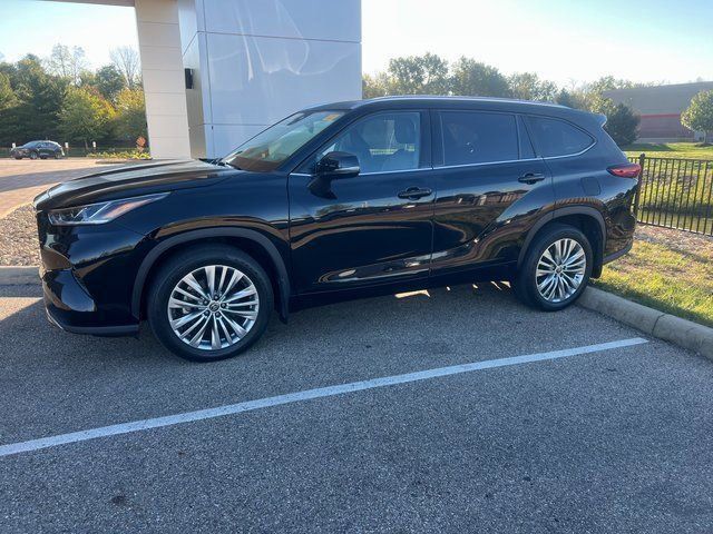 2022 Toyota Highlander Platinum