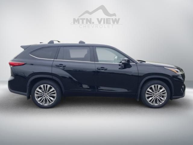 2022 Toyota Highlander Platinum