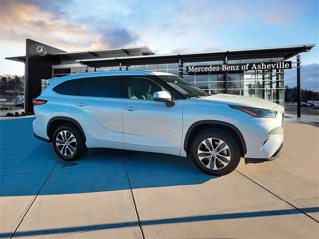 2022 Toyota Highlander Hybrid XLE