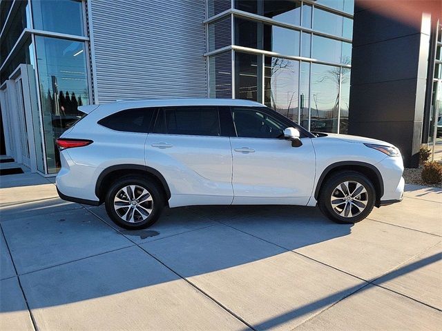 2022 Toyota Highlander Hybrid XLE