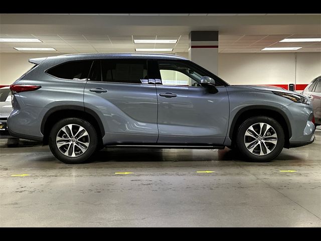 2022 Toyota Highlander Hybrid XLE