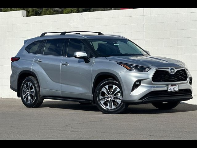 2022 Toyota Highlander Hybrid XLE