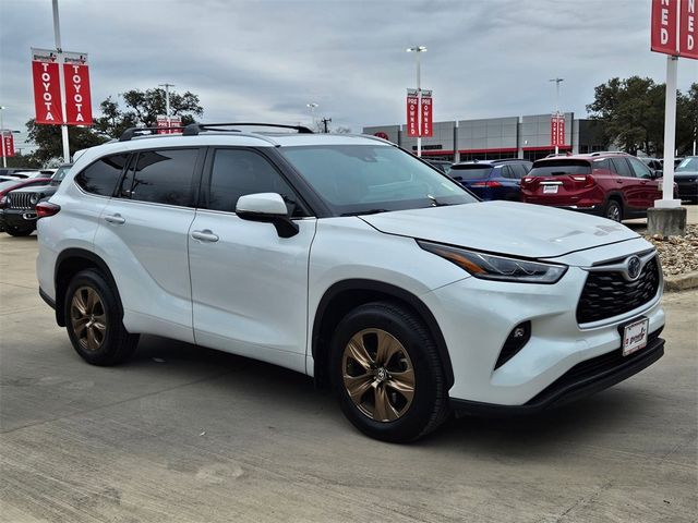 2022 Toyota Highlander Hybrid XLE Bronze