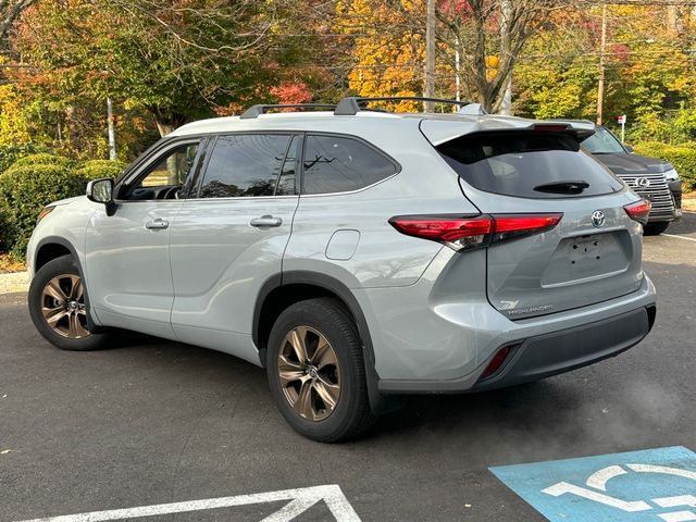 2022 Toyota Highlander Hybrid Bronze Edition