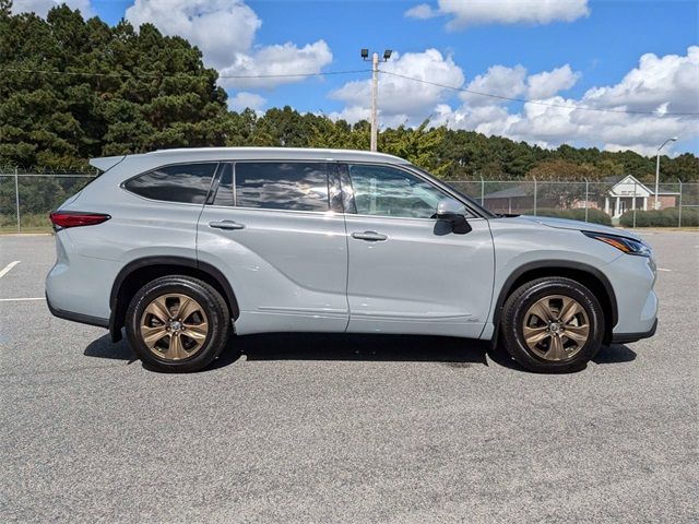 2022 Toyota Highlander Hybrid Bronze Edition