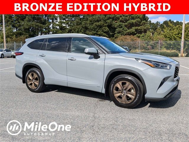 2022 Toyota Highlander Hybrid Bronze Edition