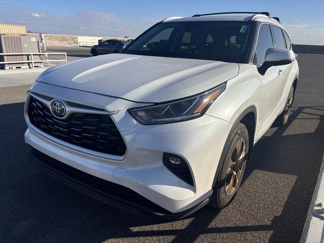 2022 Toyota Highlander Hybrid Bronze Edition