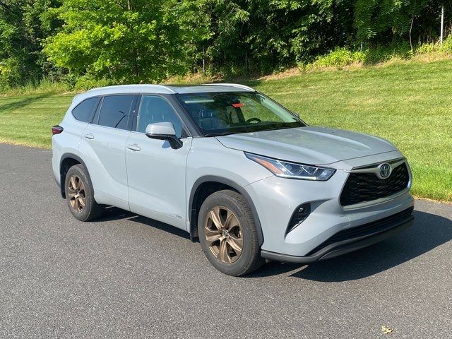 2022 Toyota Highlander Hybrid Bronze Edition