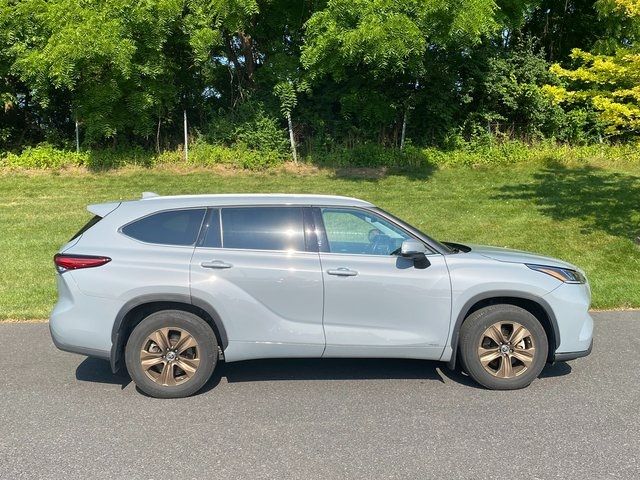 2022 Toyota Highlander Hybrid Bronze Edition