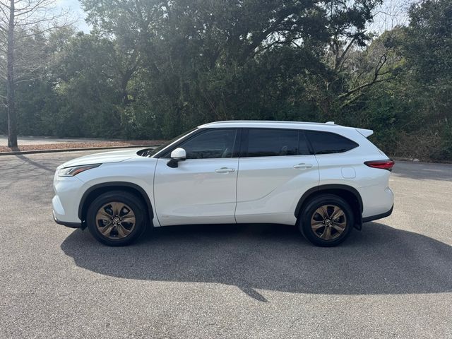 2022 Toyota Highlander Hybrid XLE Bronze