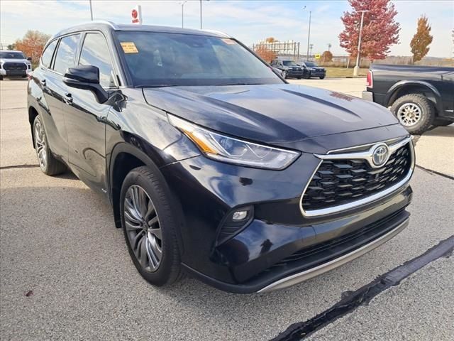 2022 Toyota Highlander Hybrid Platinum