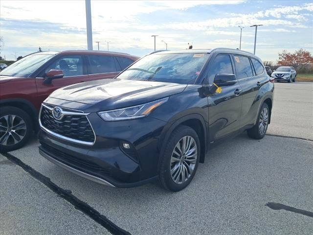 2022 Toyota Highlander Hybrid Platinum