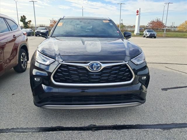 2022 Toyota Highlander Hybrid Platinum