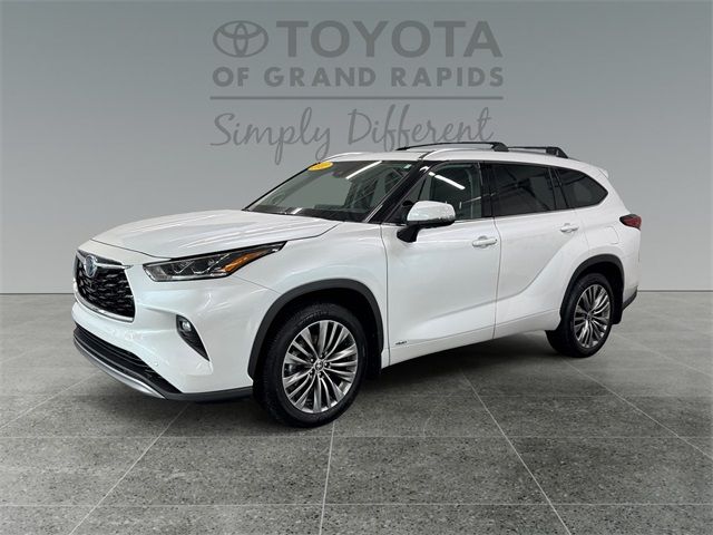 2022 Toyota Highlander Hybrid Platinum