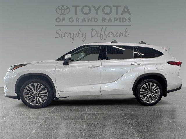 2022 Toyota Highlander Hybrid Platinum