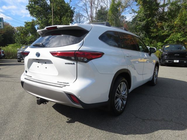 2022 Toyota Highlander Hybrid Platinum