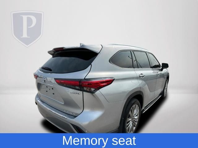 2022 Toyota Highlander Hybrid Platinum