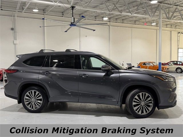 2022 Toyota Highlander Hybrid Platinum