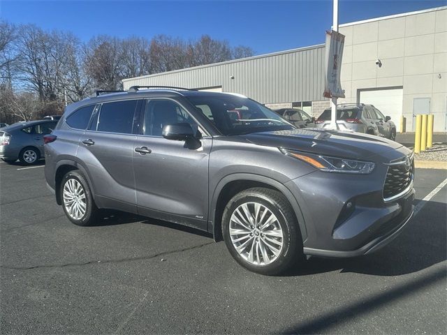 2022 Toyota Highlander Hybrid Platinum