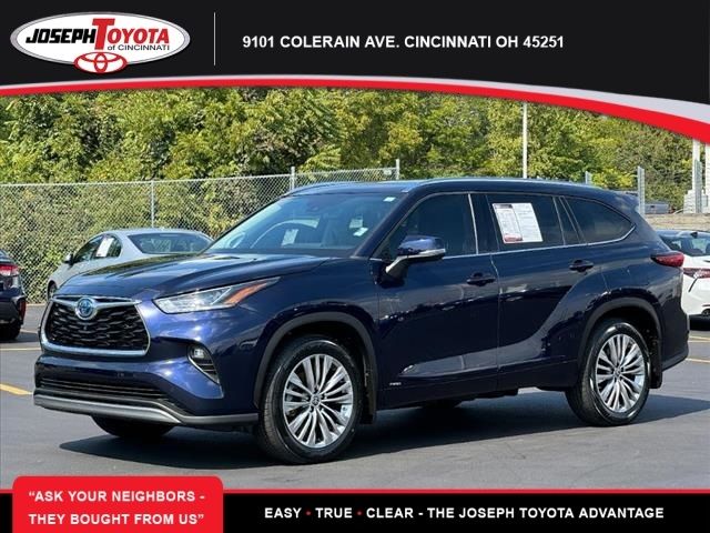 2022 Toyota Highlander Hybrid Platinum