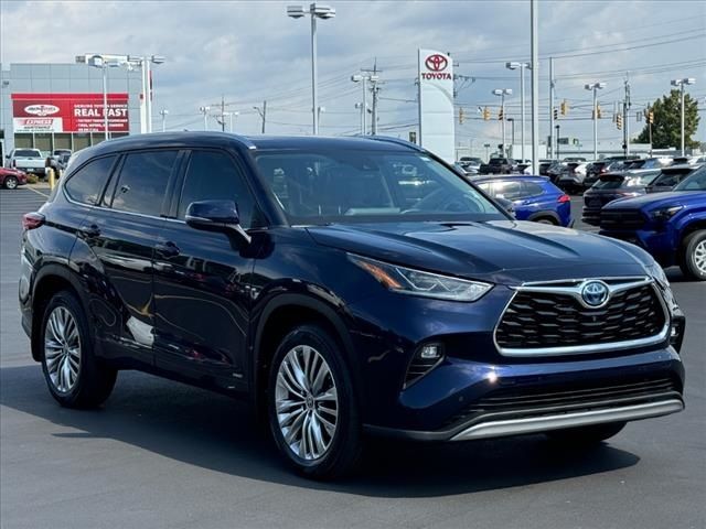 2022 Toyota Highlander Hybrid Platinum