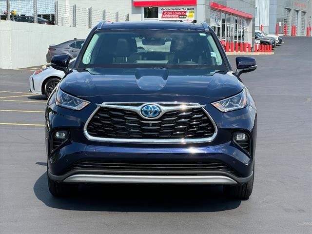 2022 Toyota Highlander Hybrid Platinum