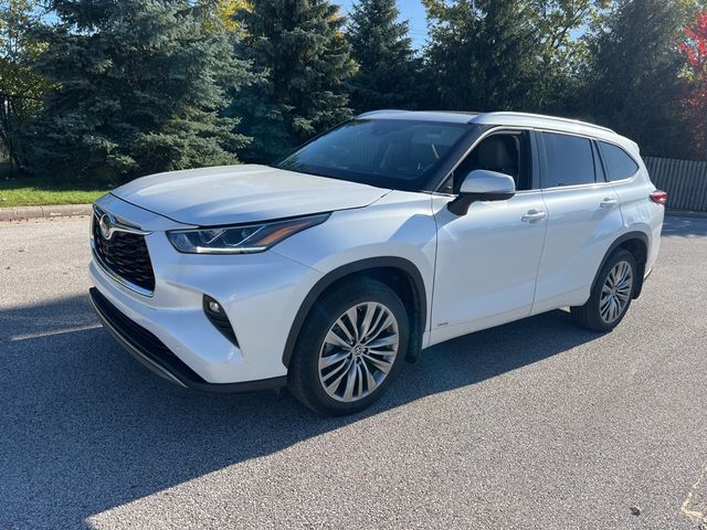 2022 Toyota Highlander Hybrid Platinum